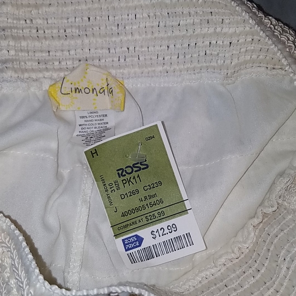 NWT. Super cute knit lace shorts/skirt - Picture 2 of 3